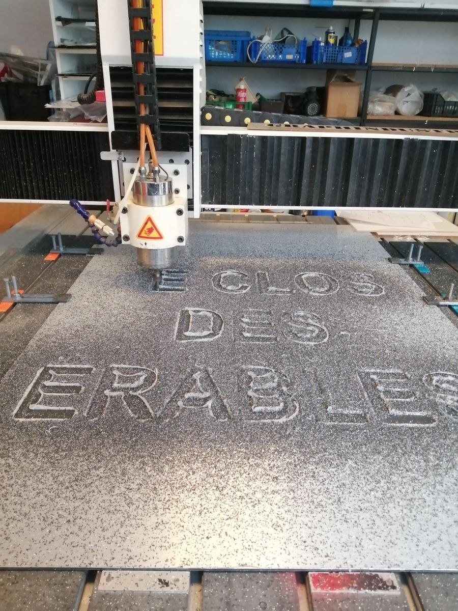 Enseigne d'immeuble en alupanel avec gravure pour une copropriété Clos des Erables