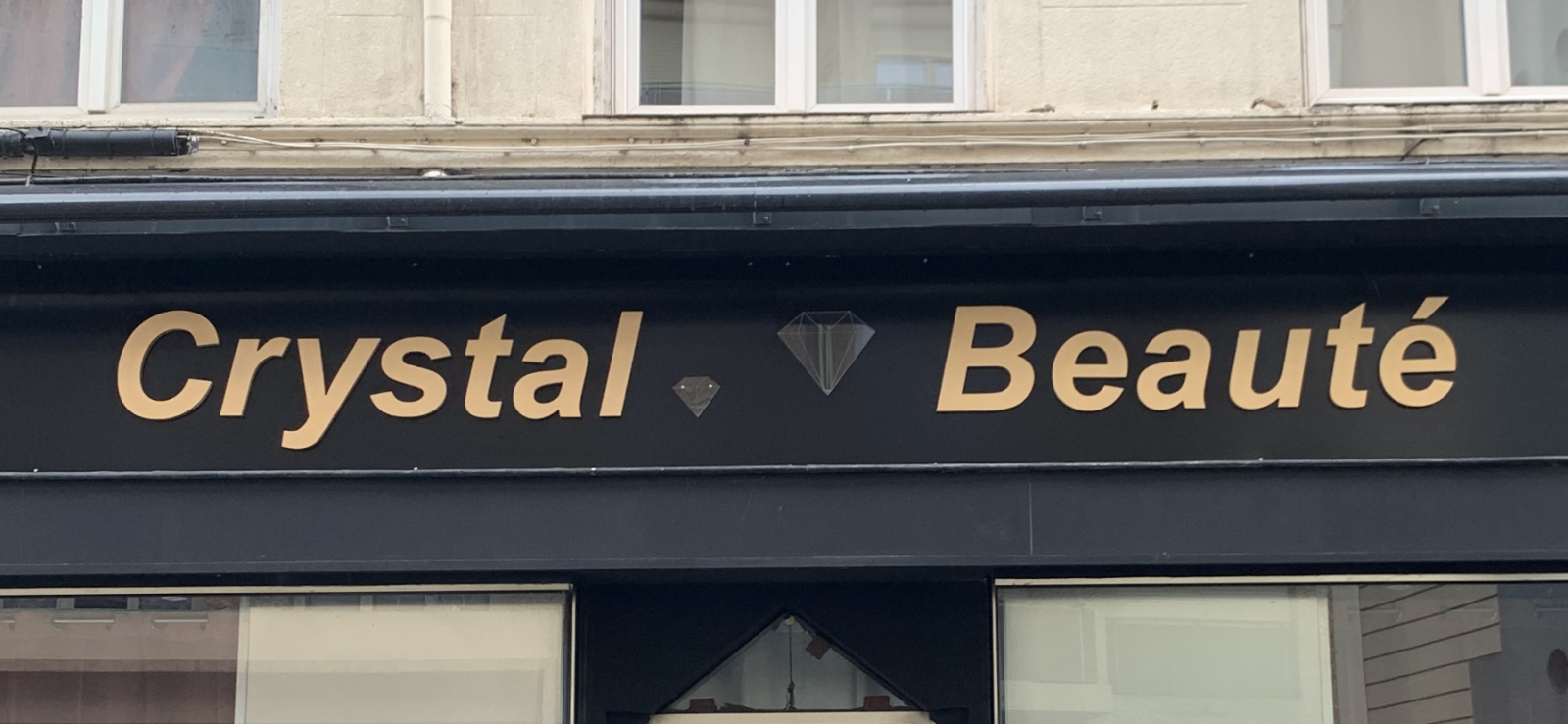 enseigne avec lettrages en pvc dore et diamants en plexiglas pour coiffure crystal beaute