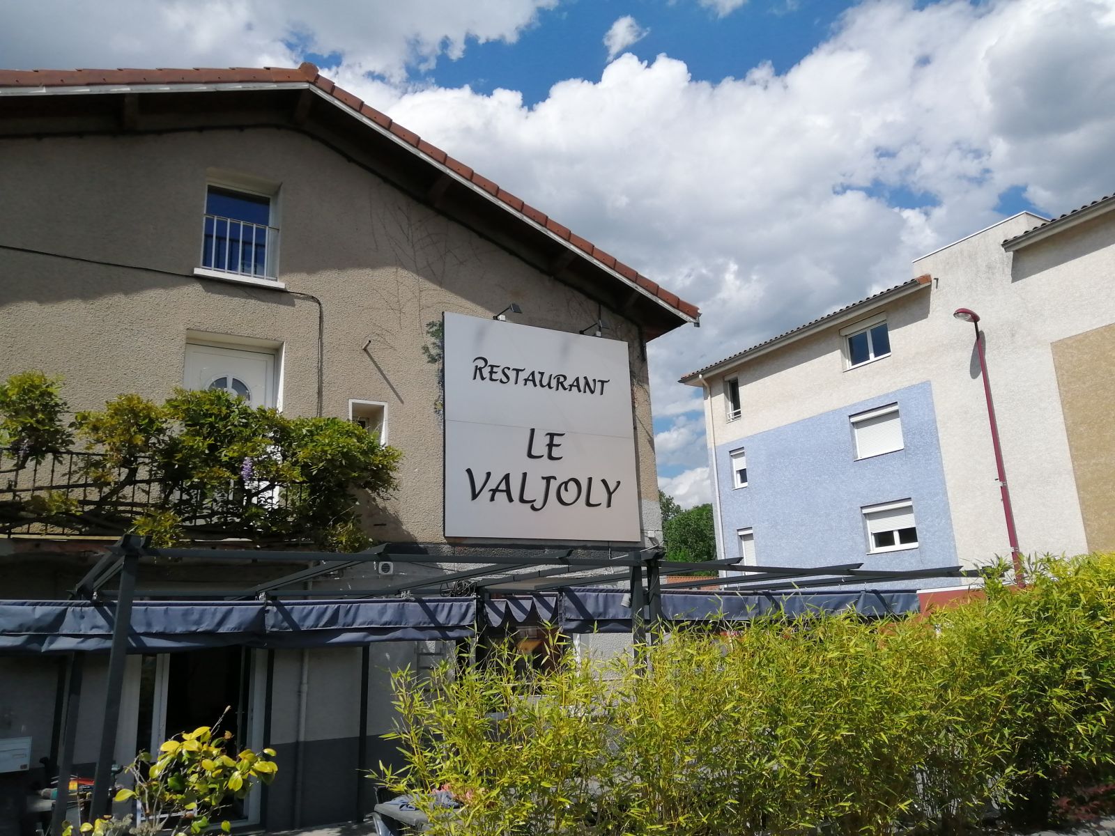 Enseigne avec lettrage PVC et support en alucobon pour un restaurant 