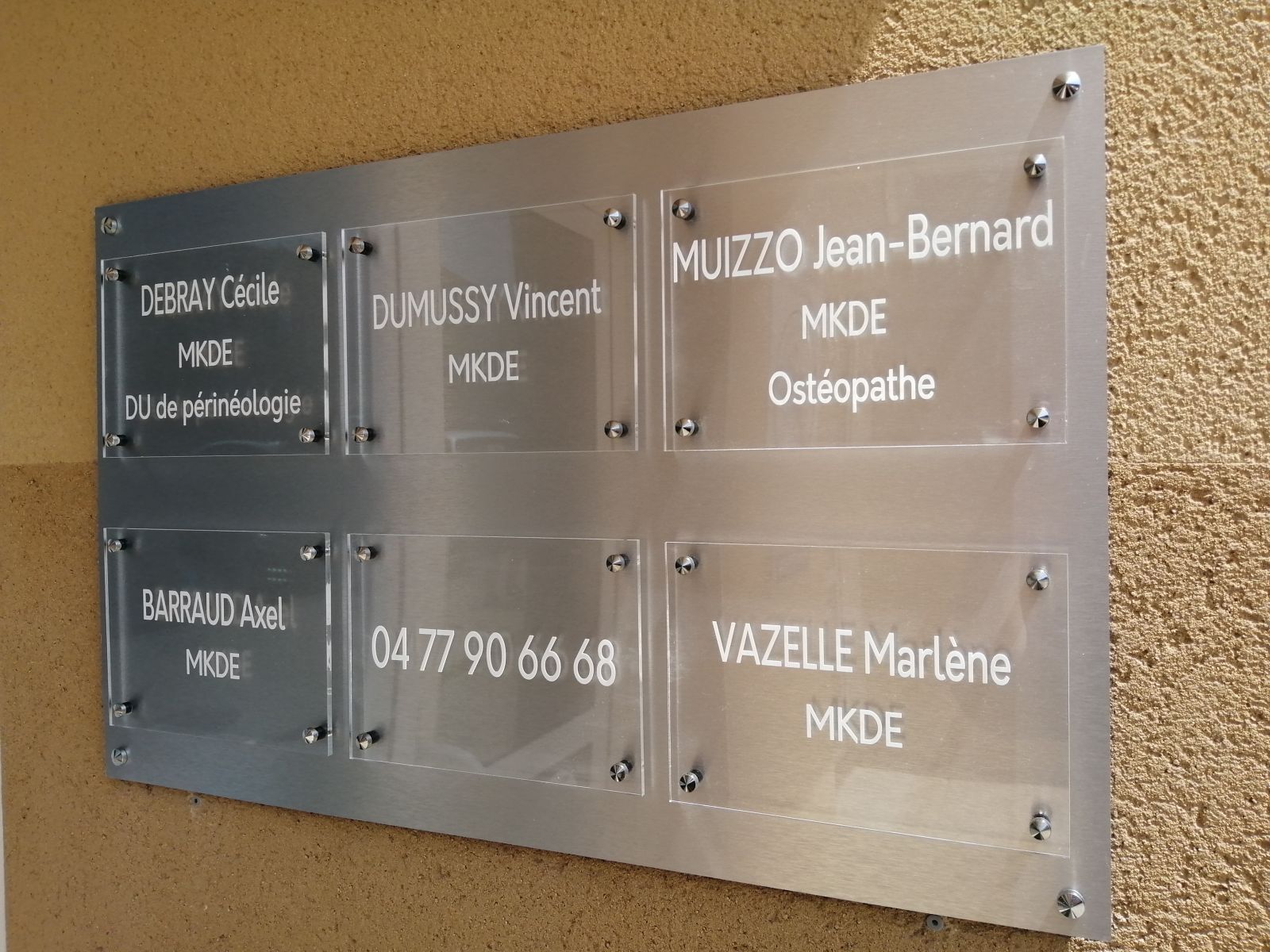 Ensemble de plaques professionnelles en plexi montées sur support alucobond cabinet de kiné