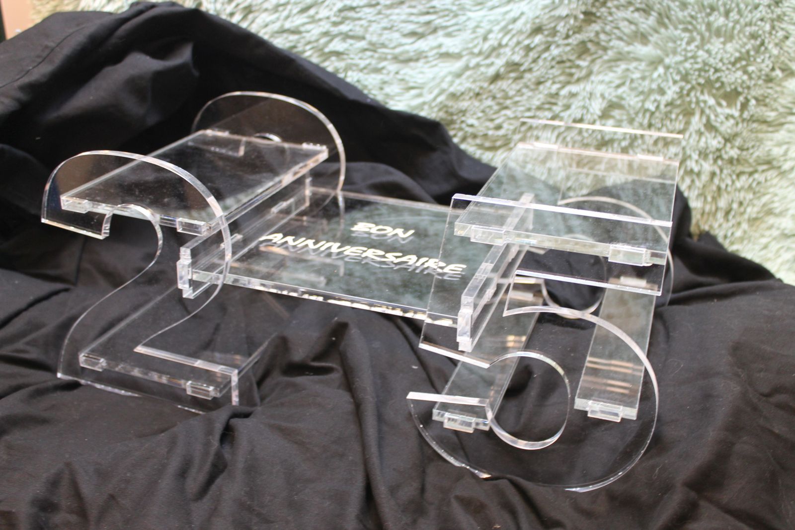 Étagère en  plexiglas avec découpe lettrage pour un anniversaire 