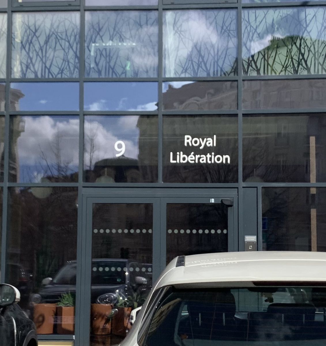lettrages en plexiglas blanc pour le royal libération