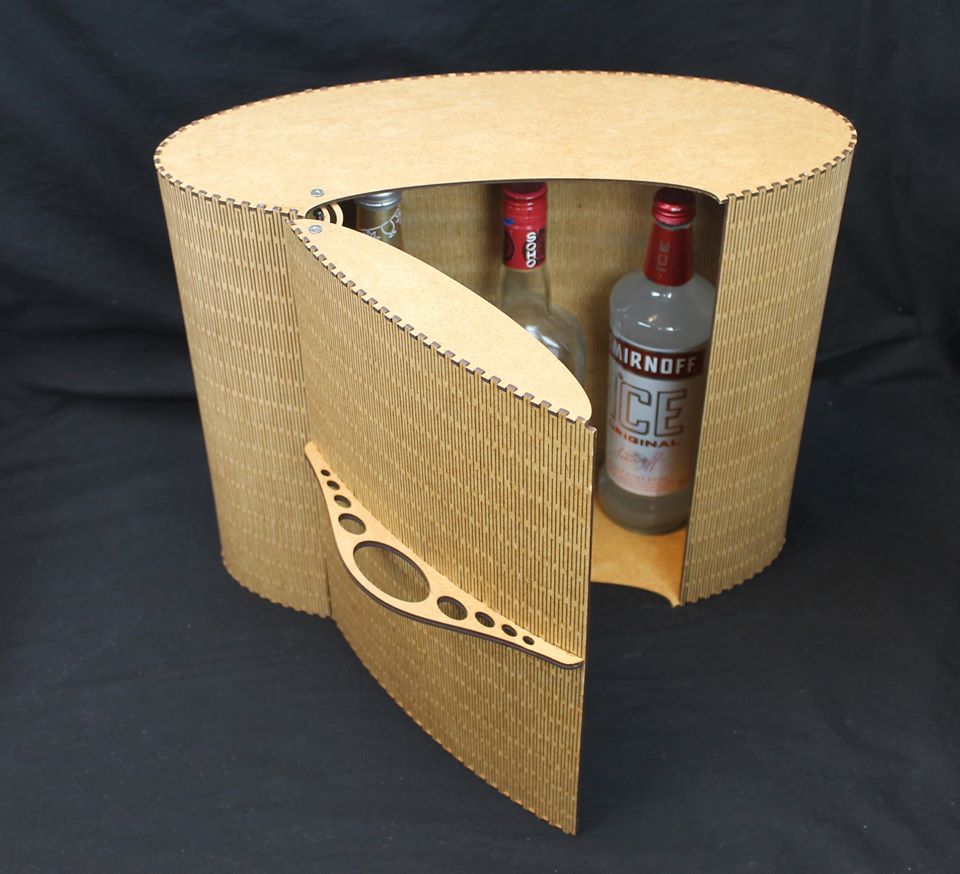 Mini bar fait maison réalisé en bois découpe laser