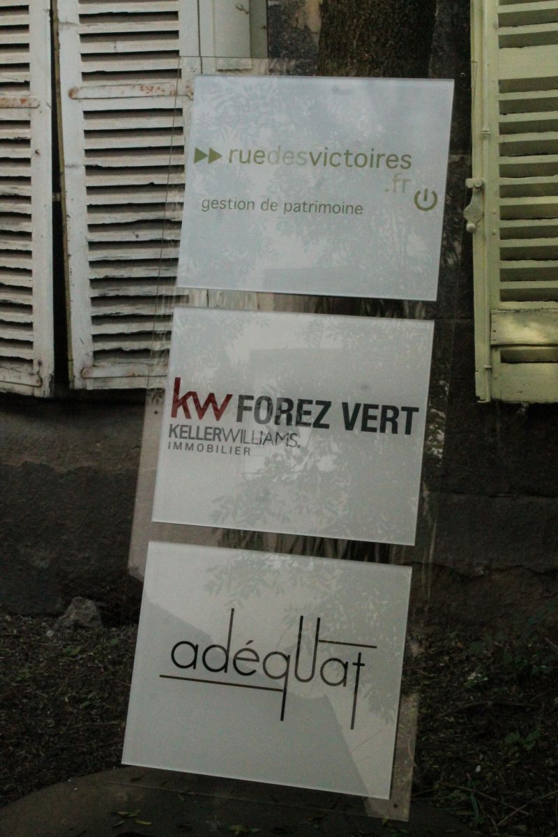 Multi-plaques professionnelles en plexiglas avec gravure et peinture sur un support plexiglas pour de la gestions de patrimoine.