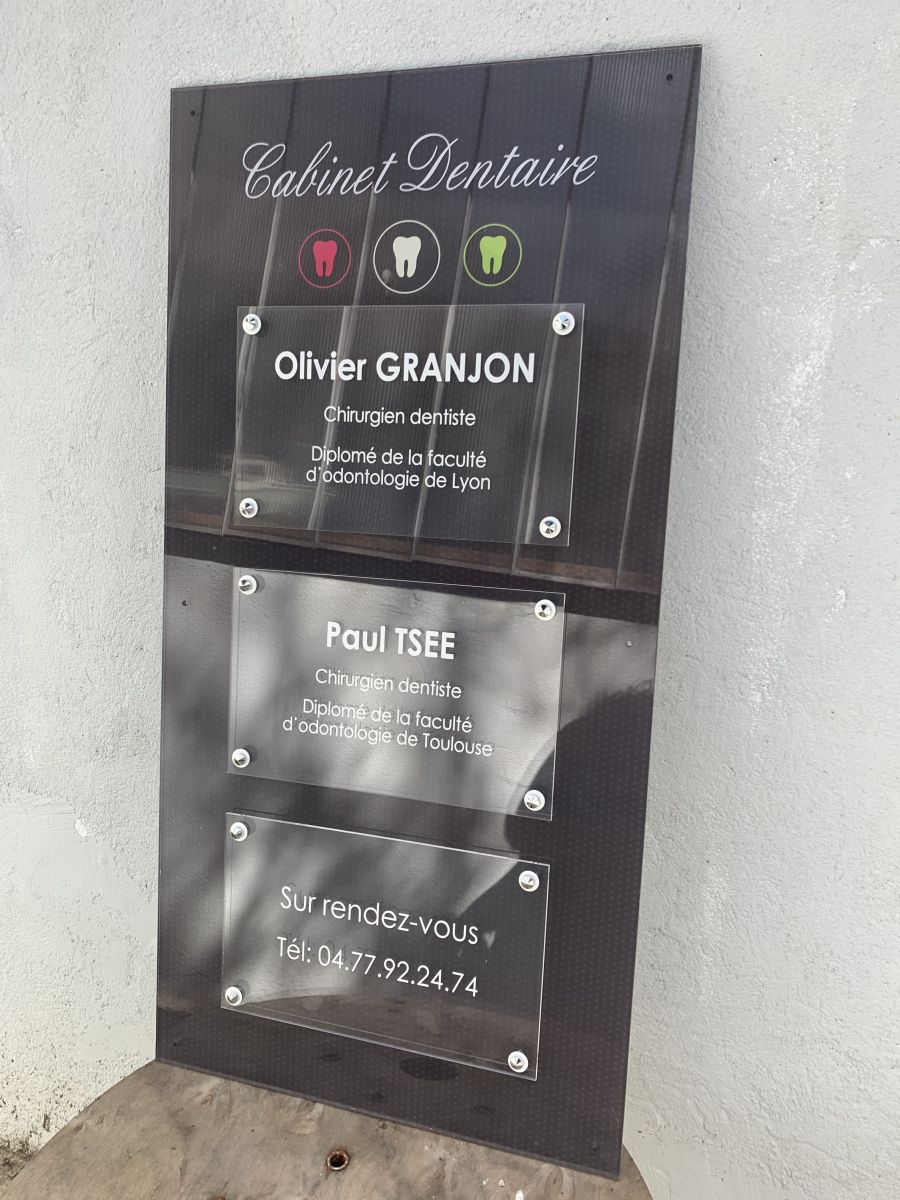 Multi-plaques en plexiglas pour un cabinet dentaire