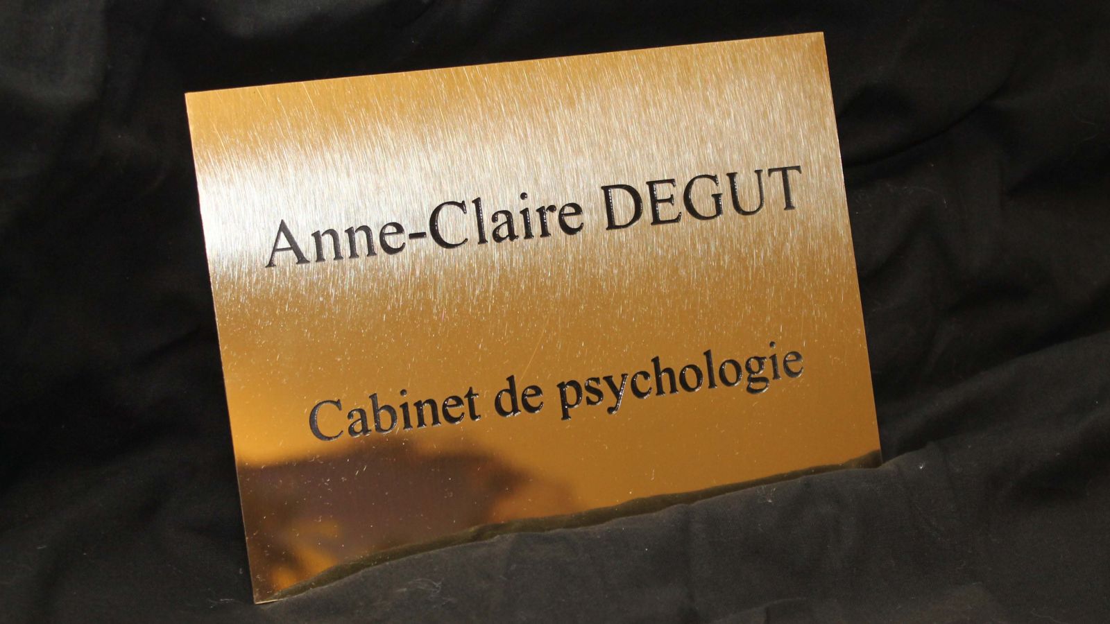 Plaque professionnelle en laiton avec gravure et peinture noir pour une psychologue