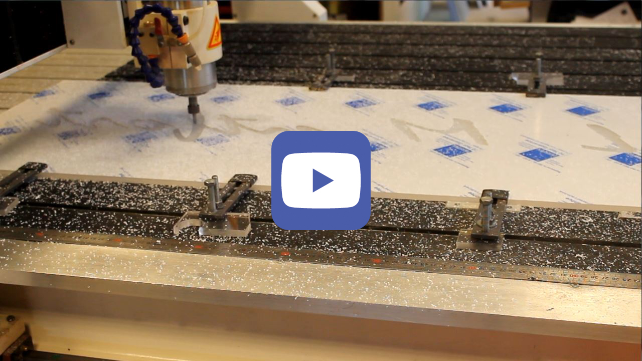 Gravure de la plaque en plexi pour le processus
