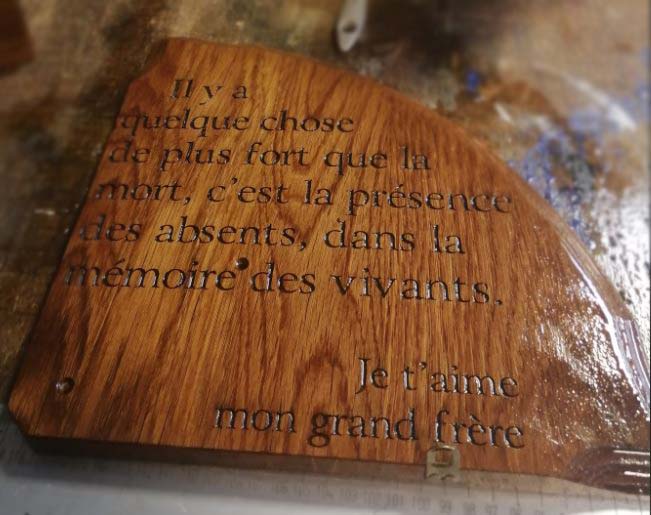 Plaque mortuaire en bois avec gravure laser
