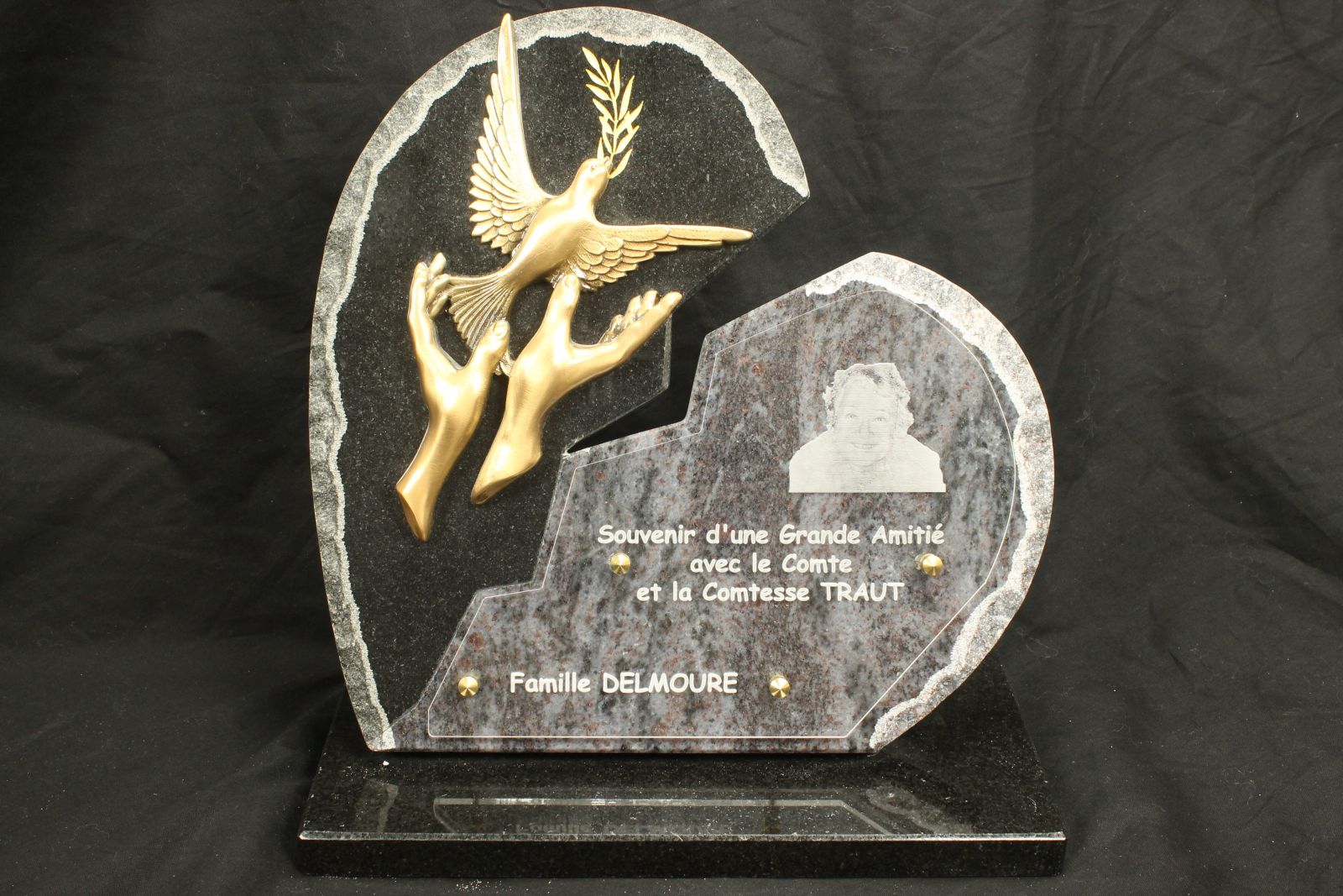 Plaque plexiglas gravée laser montée sur plaque de pierre tombale