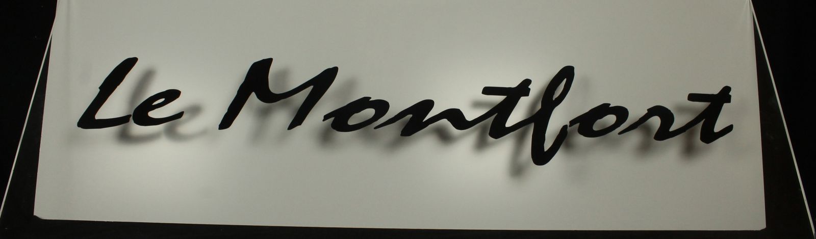 Plaque plexiglas transparente avec gravure arriere et peinture noire