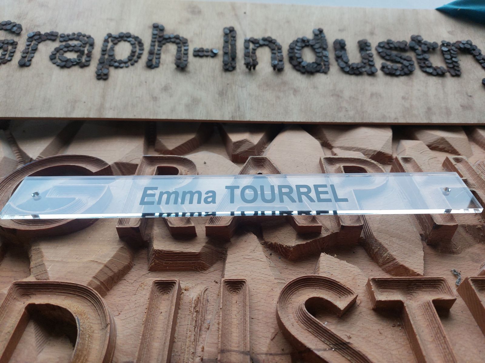 Plaque professionnelle en plexiglas avec gravure et peinture noir pour un avocat.