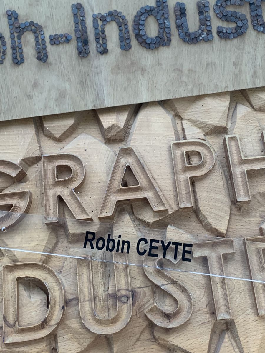 Plaquette professionnelle en plexiglas transparent avec gravure et peinture noire pour un Kinésiethérapeute.