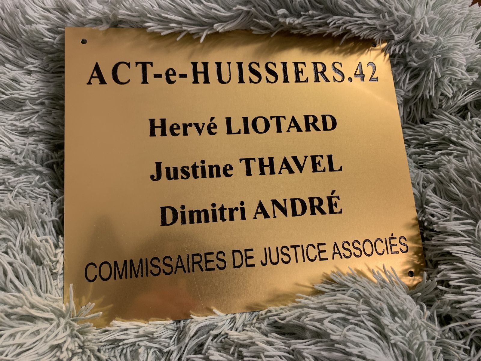 Plaque professionnelle en aluminium doré avec gravure et peinture noir pour des huissiers