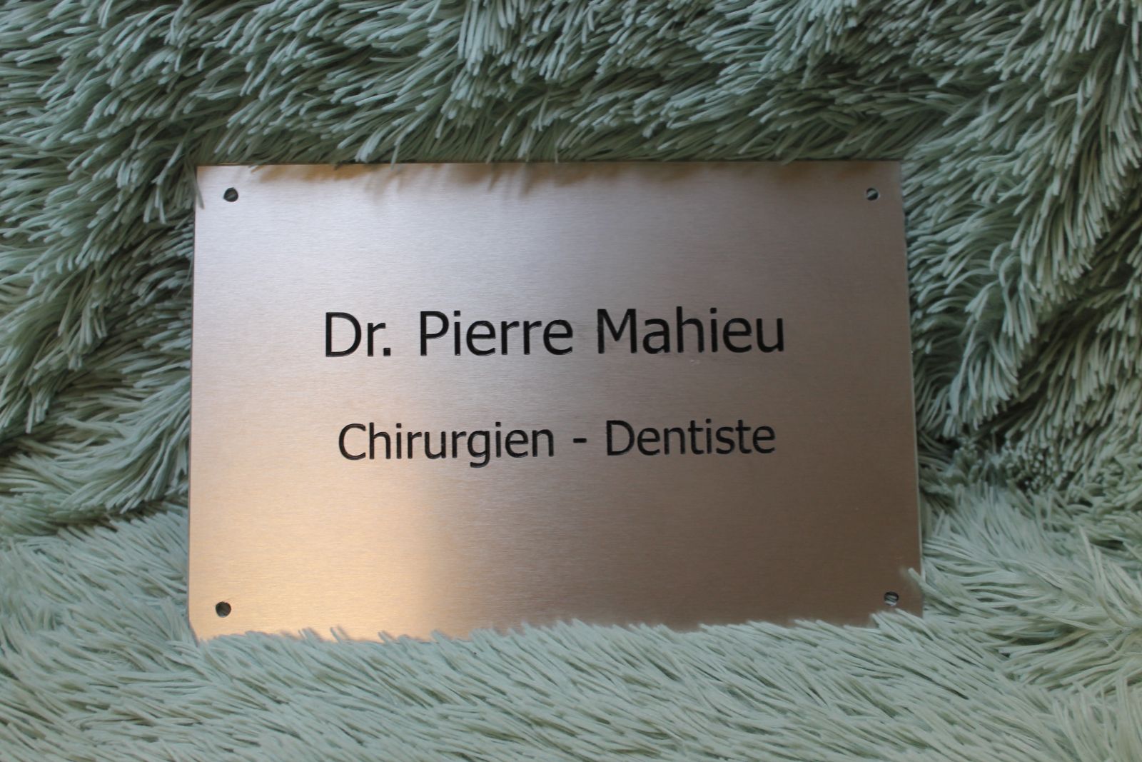 plaque professionnelle en alu avec gravure pour un chirurgien dentiste 