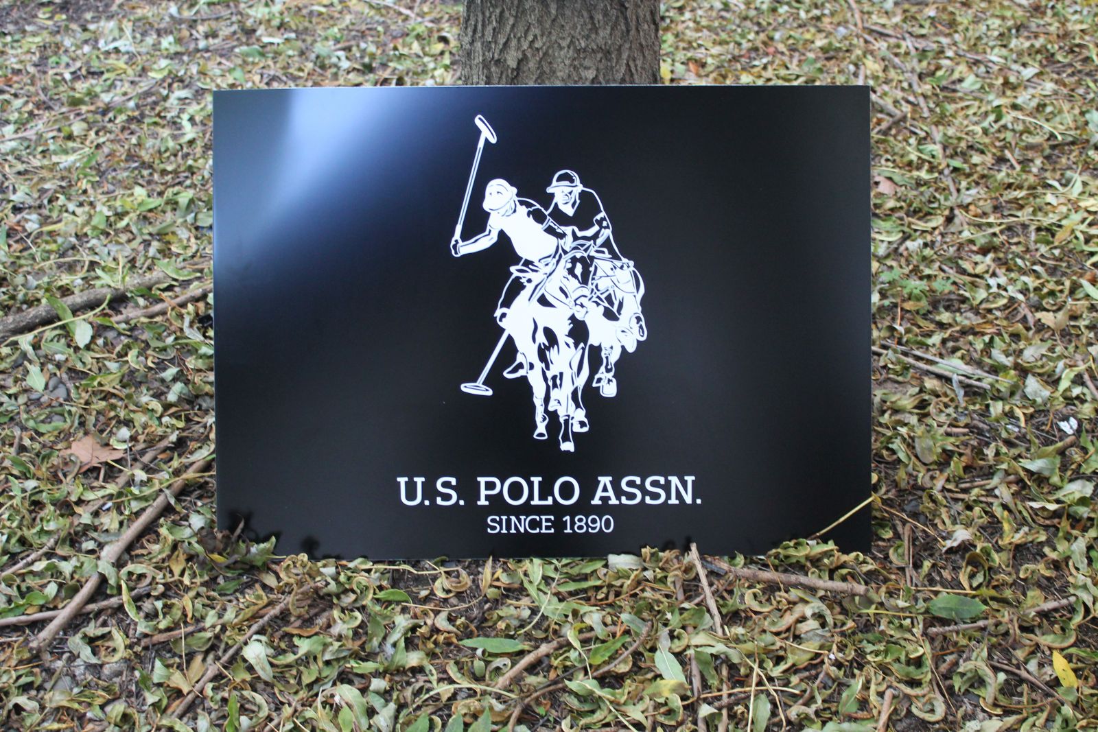 Plaque en alupanel noire avec pose de vinyle blanc.