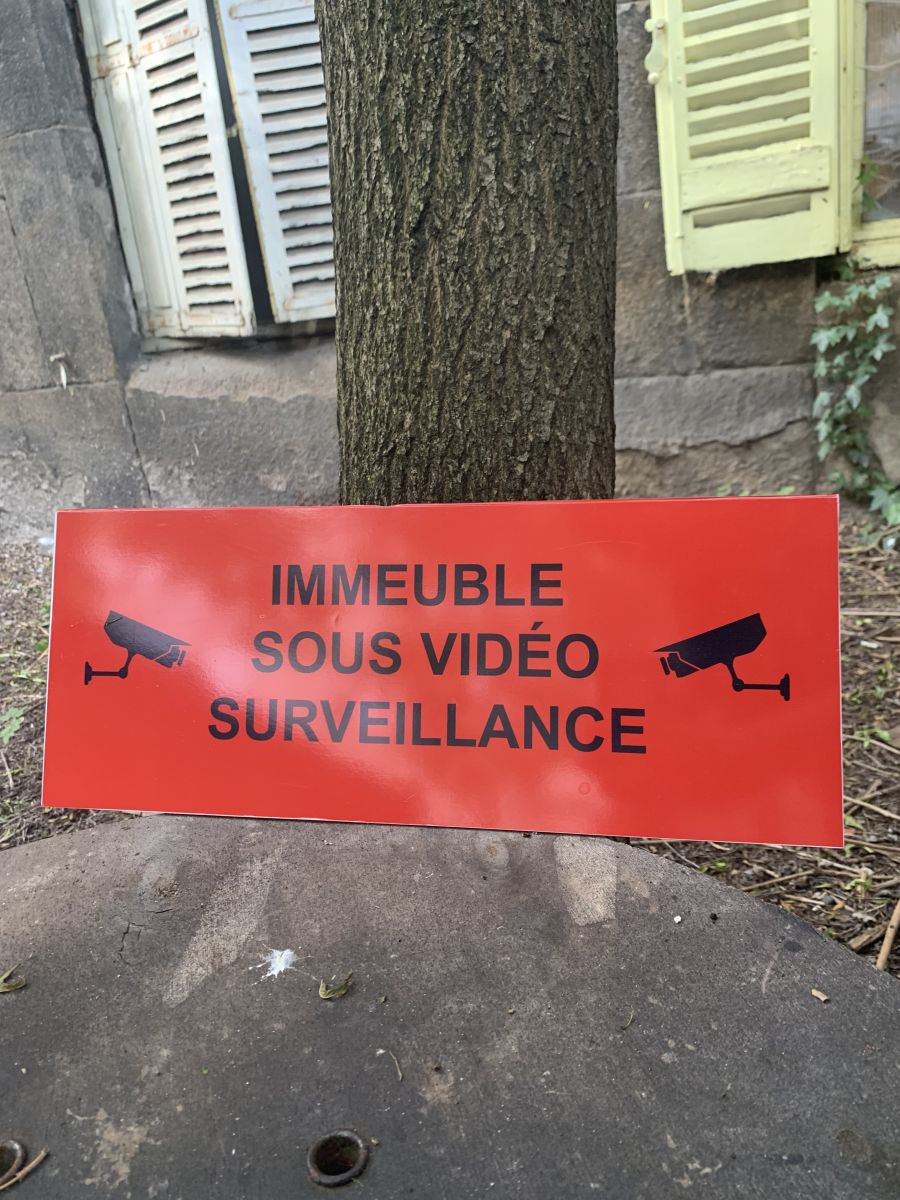 Plaque signalétique sous-surveillance en alucobon avec impression numérique sur vinyle  