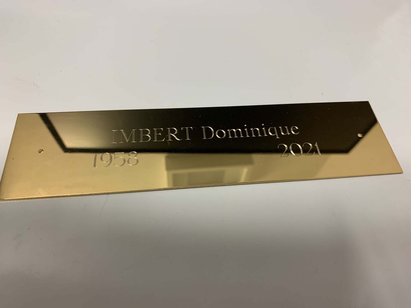 Plaque funéraire en laiton doré pour un columbarium 