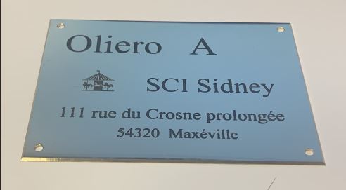 Plaque professionnelle en laiton pour une agence immobilière