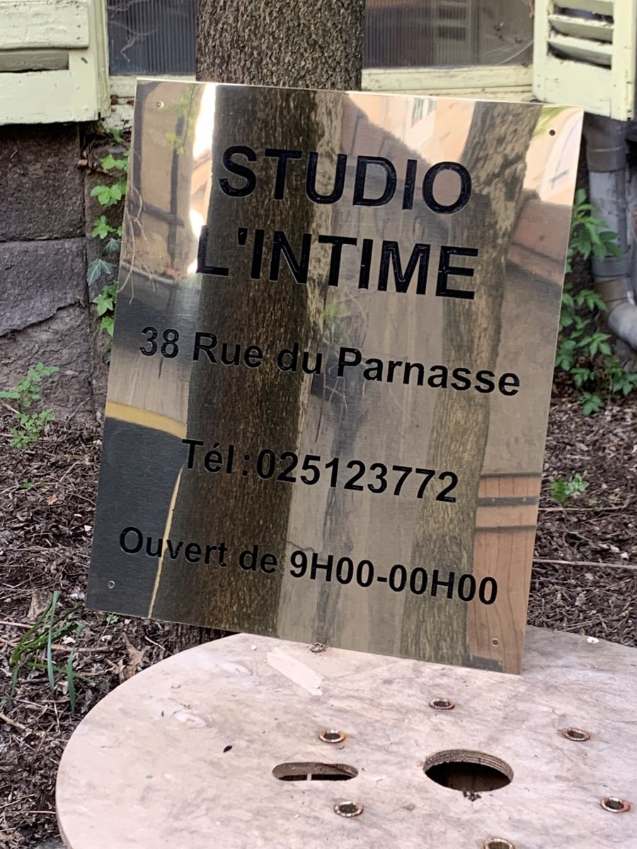 Plaque professionnelle en laiton pour un studio 