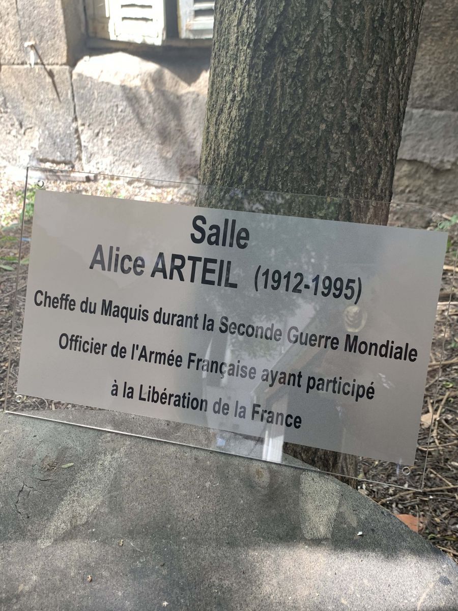 Plaque commémorative en plexiglas avec vinyle dépolie pour la présidence département de la Loire.  