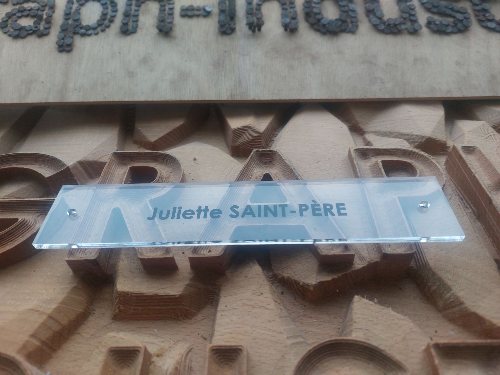 Plaque professionnelle en plexiglas avec gravure et peinture pour une avocate.