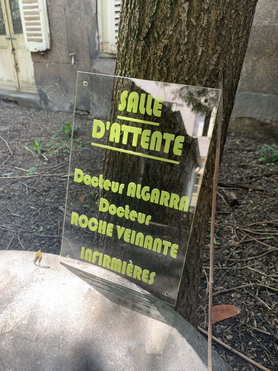 Plaque professionnelle en plexiglas d'une salle d'attente pour un cabinet de docteur 