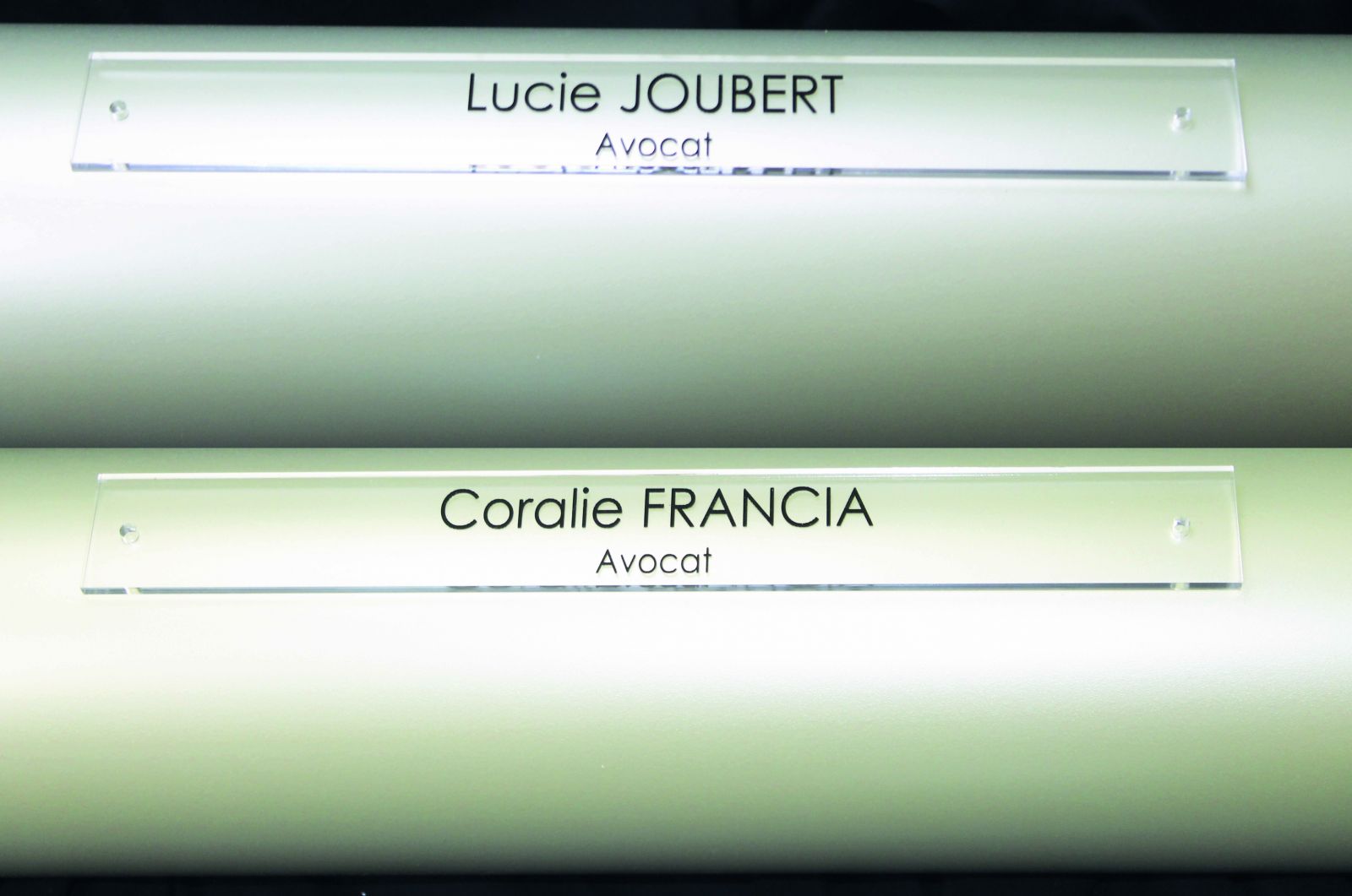 plaques professionnelles  en plexiglas avec  gravure pour des avocatqs