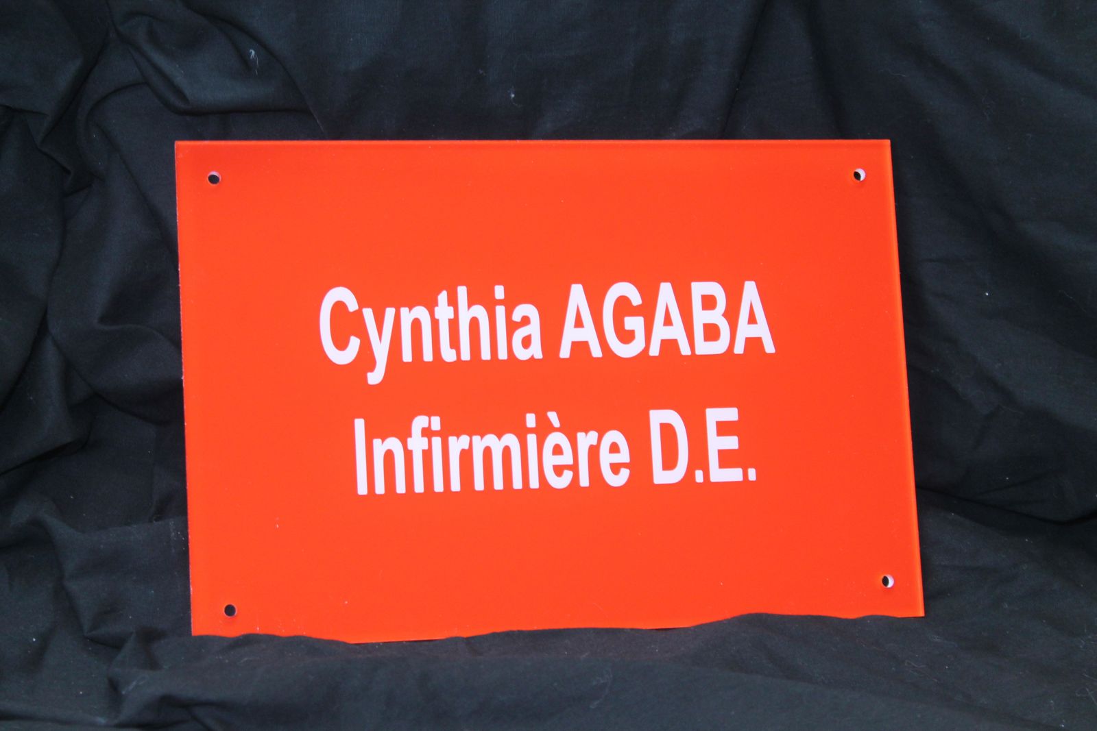 Plaque professionnelle en plexiglas avec gravure et peinture blanche pour une infirmière