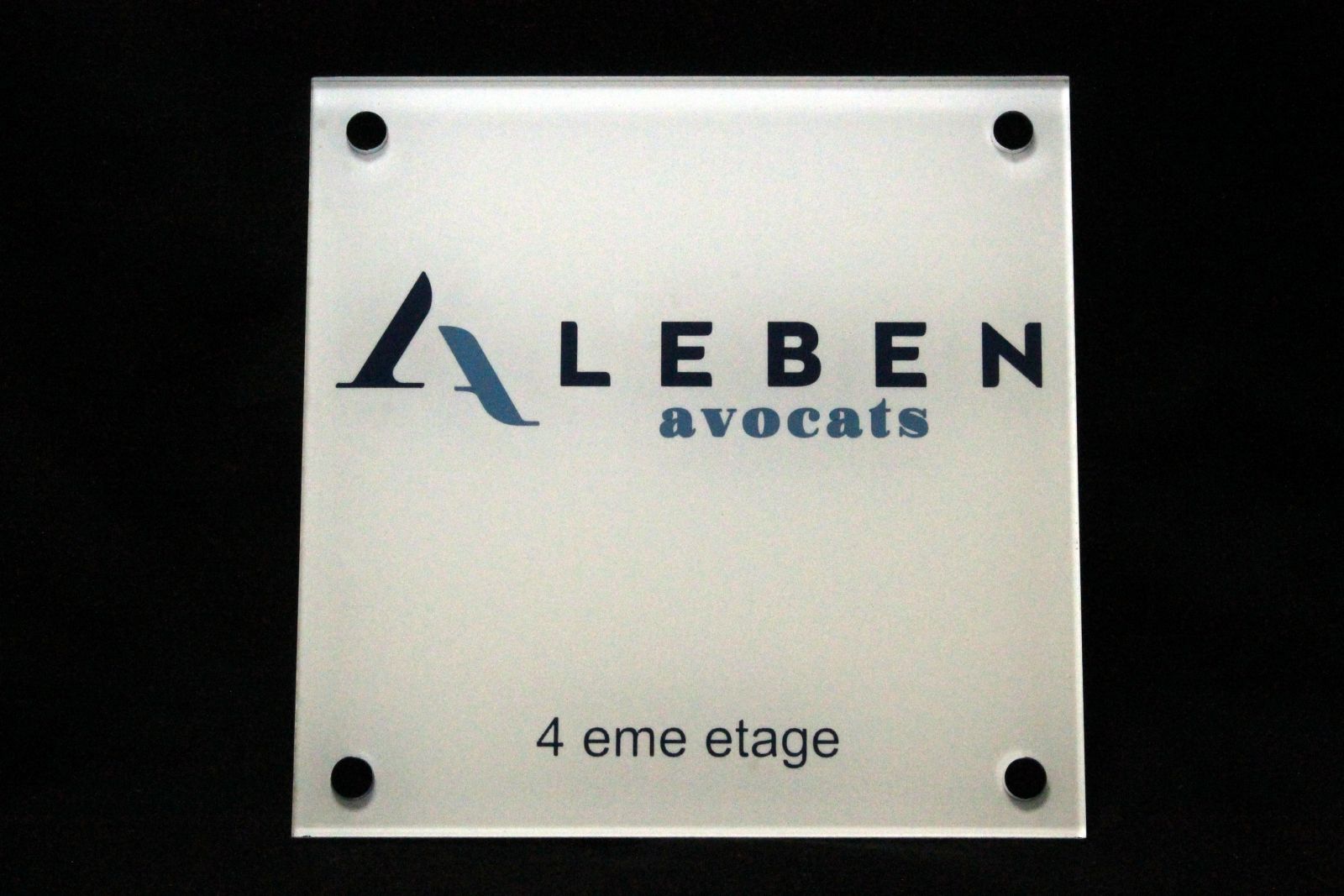 plaque professionnelle en plexiglas avec gravure pour leben un avocat