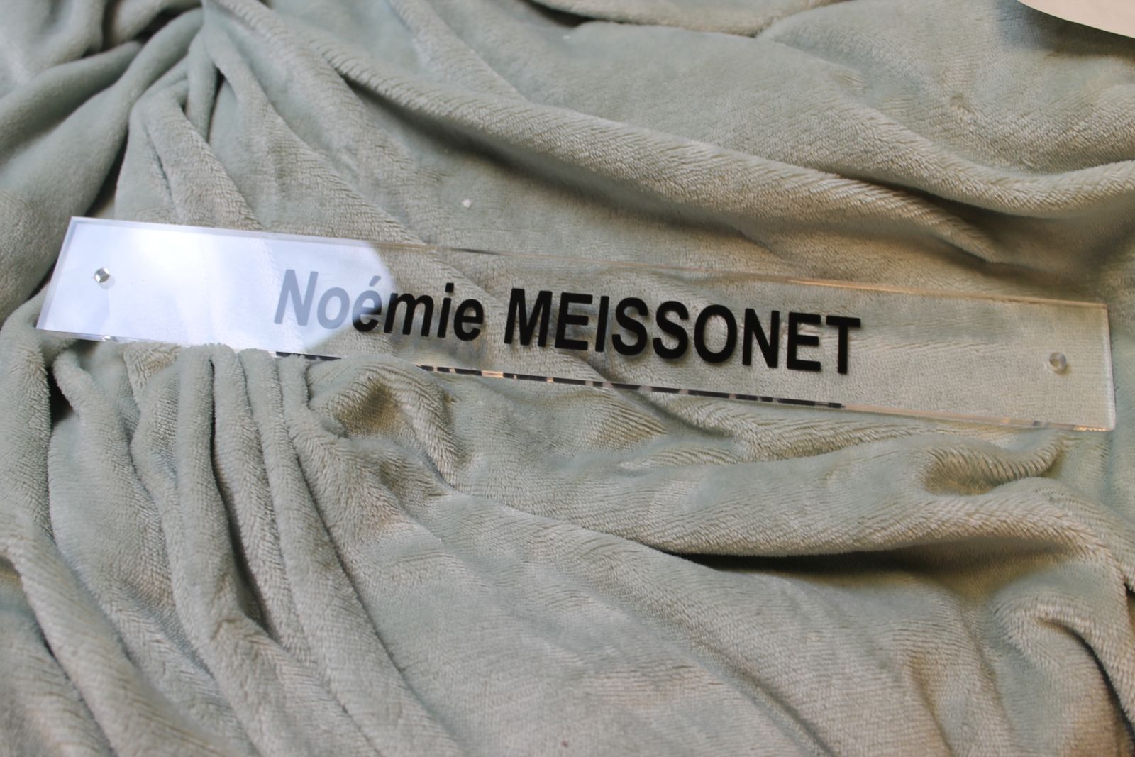Plaque professionnelle en plexiglas avec gravure et peinture une infirmière