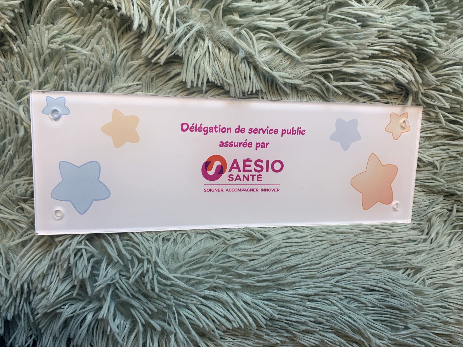 plaque professionnelle en plexiglas avec impression numérique pour une crèche 