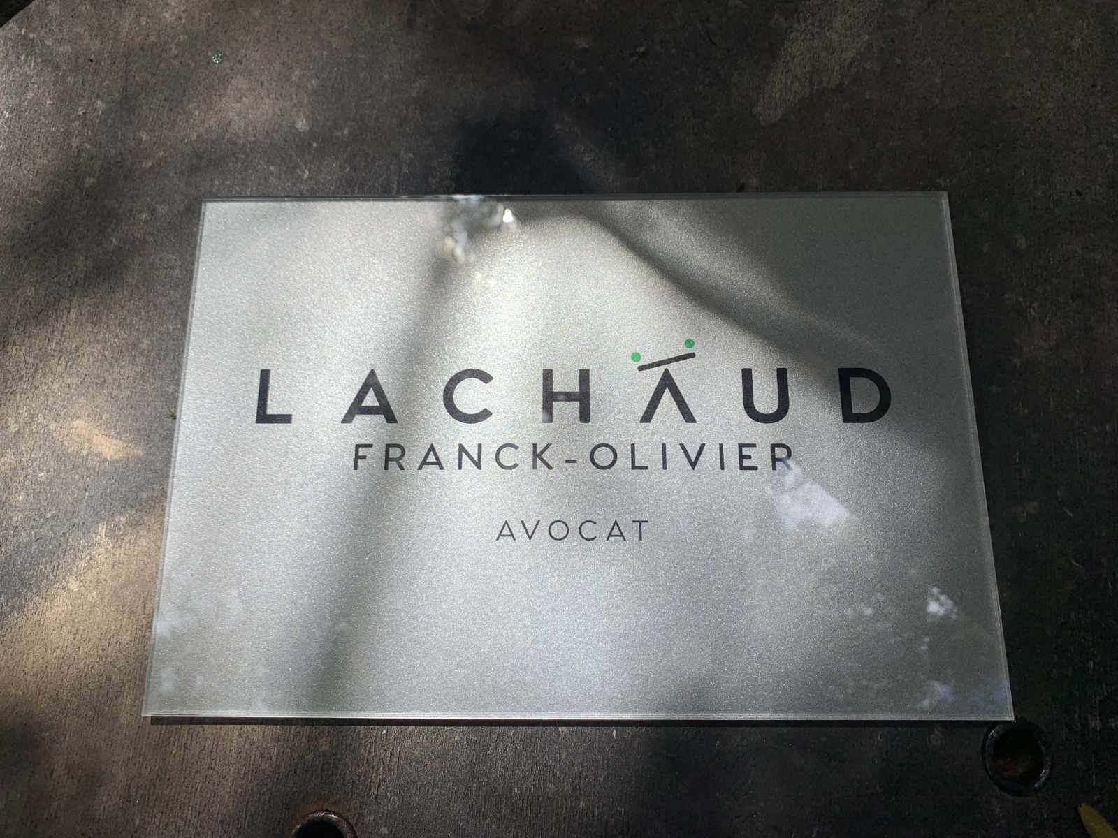 Plaque professionnelle en plexiglas avec impression numerique pour un avocat 