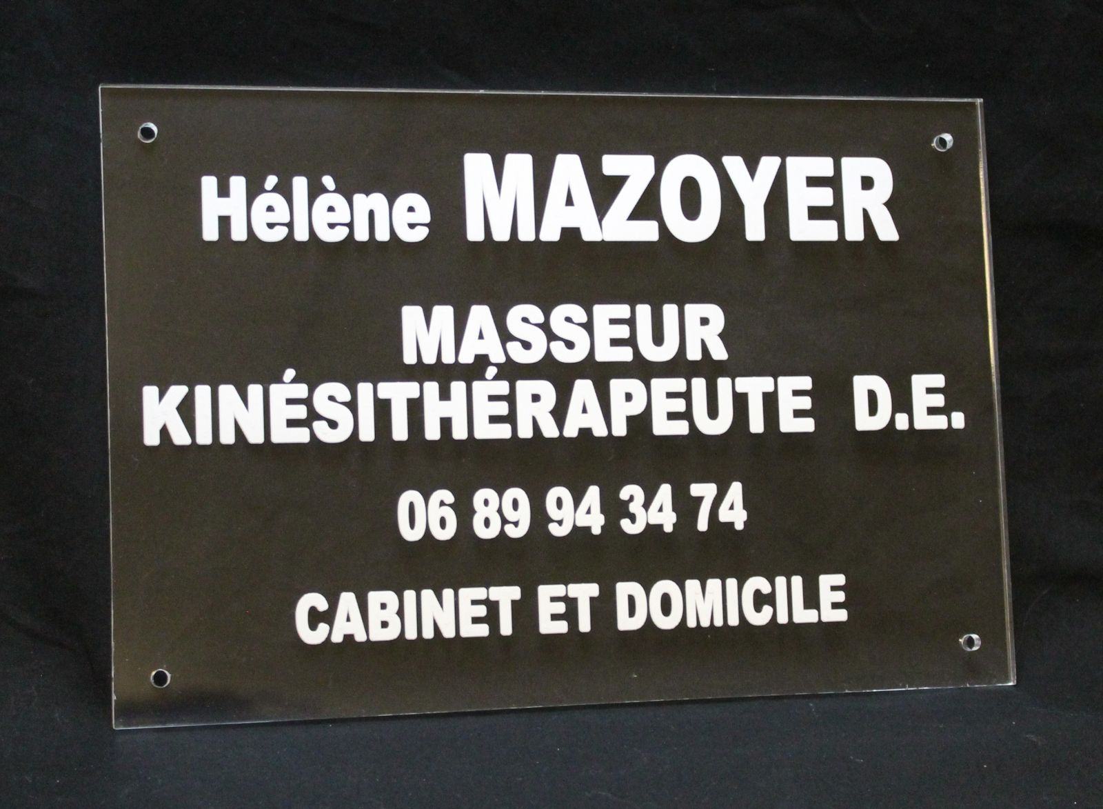 plaque professionnelle en plexi pour un mkde