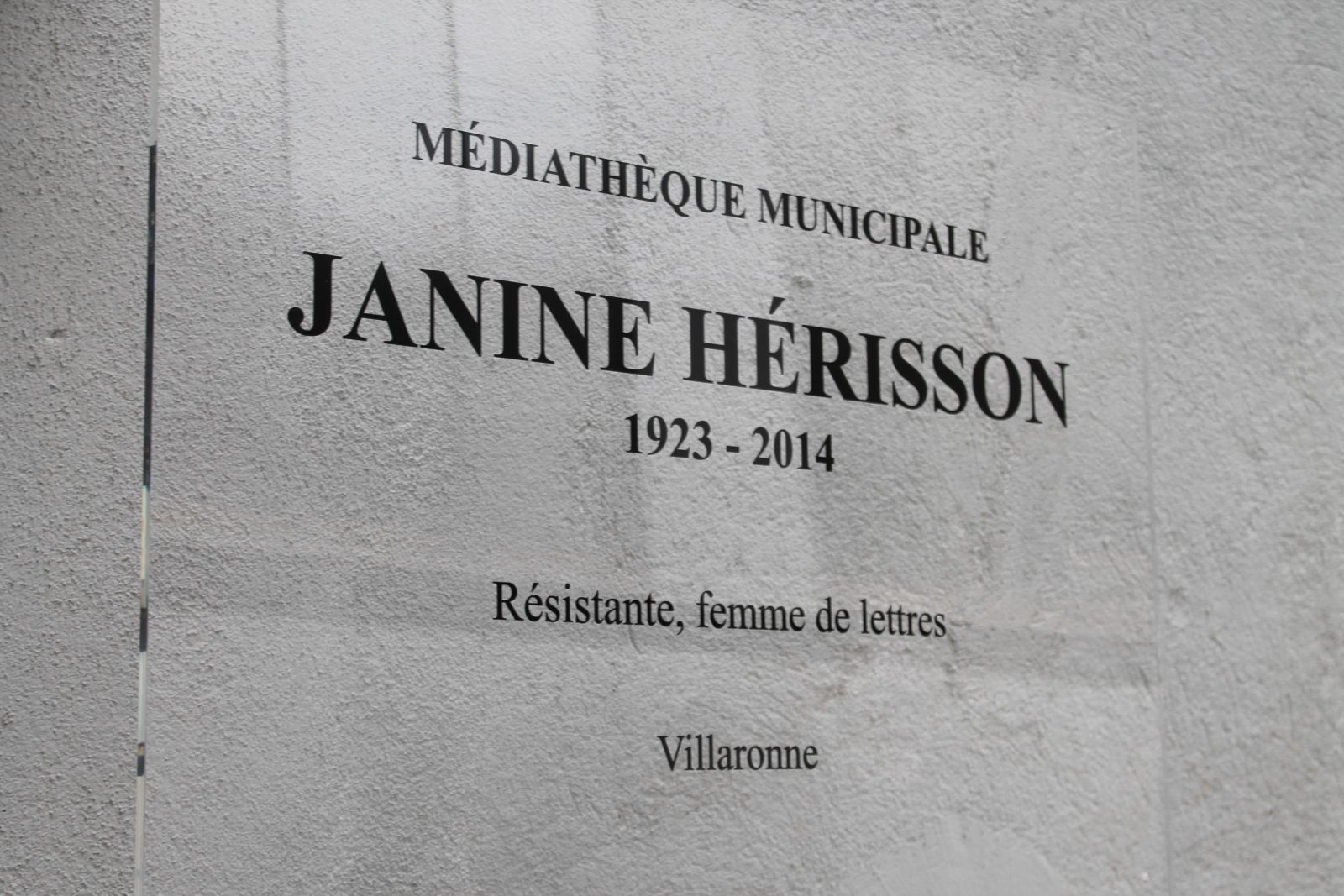 Plaque professionnelle en plexiglas pour la médiathèque municipale de Villaronne