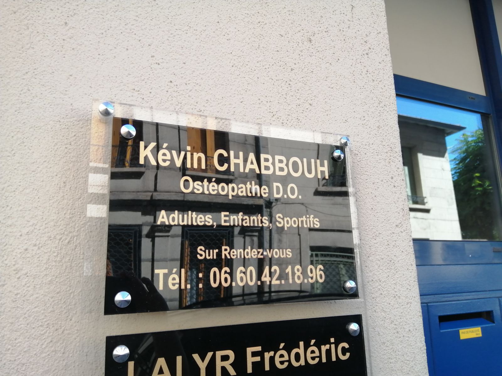 Plaque professionnelle en plexiglas avec gravure et peinture doré pour un ostéopathe 