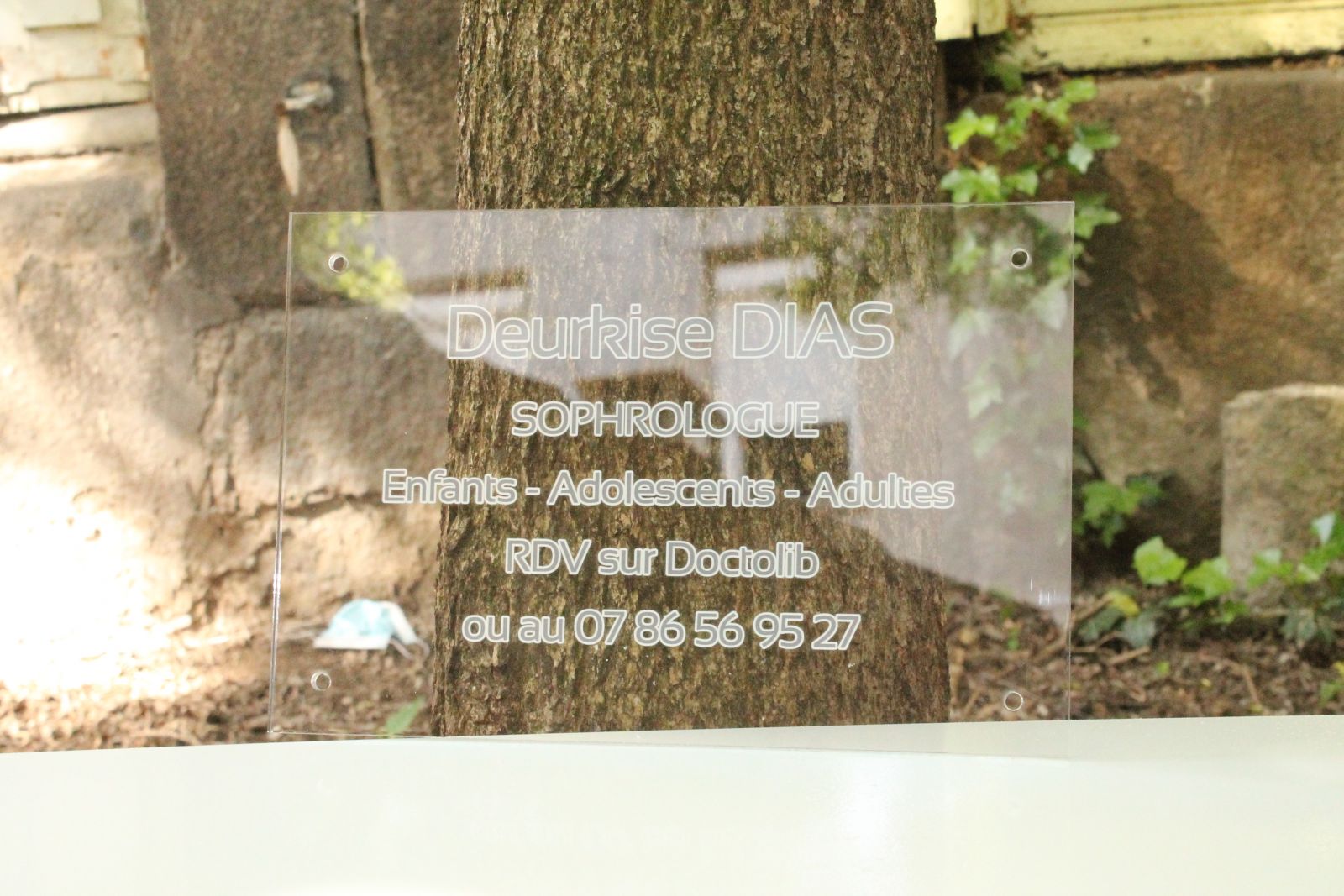plaque professionnelle en plexiglas avec gravure et peinture gris avec contour blanc pour une sophrologue