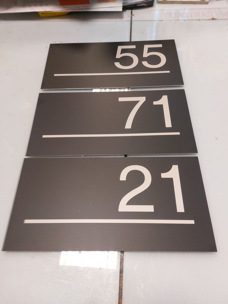 Plaque signalétique en alucobon avec gravure de numéros