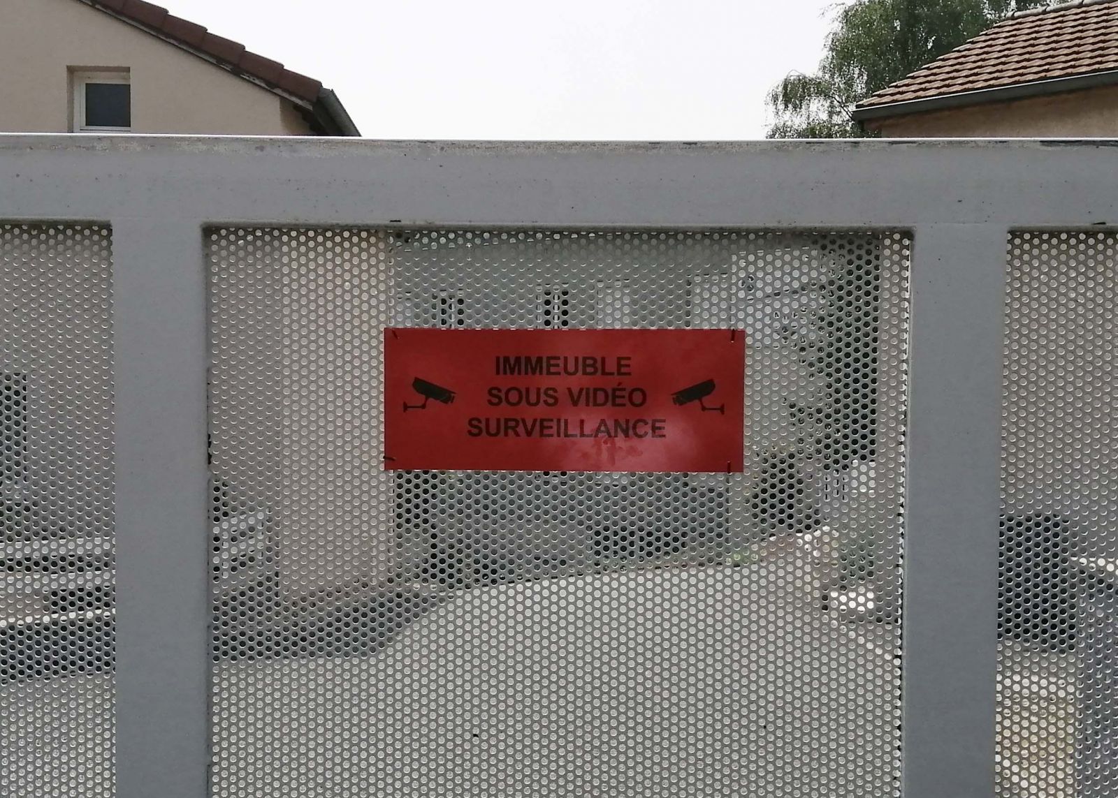 Plaque signalétique sous-surveillance en alucobon avec impression numérique sur vinyle.