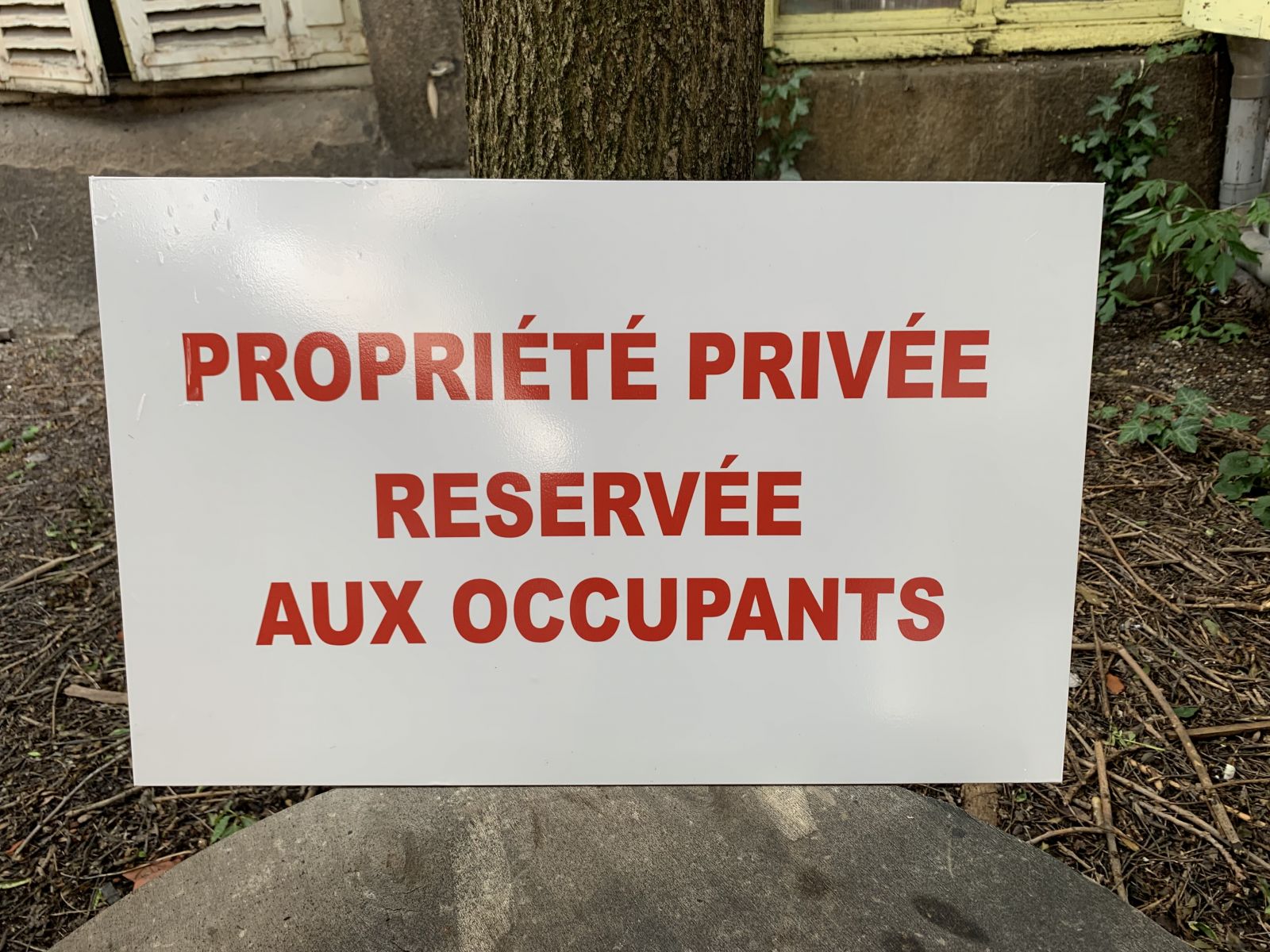 Plaque signalétique en alucobon avec impression numérique pour une copropriété.