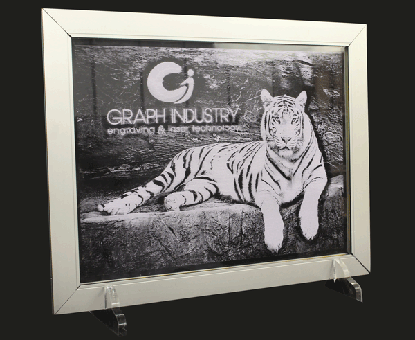 Cadre aluminium et plaque plexi gravee au laser avec eclairage tangentiel par leds