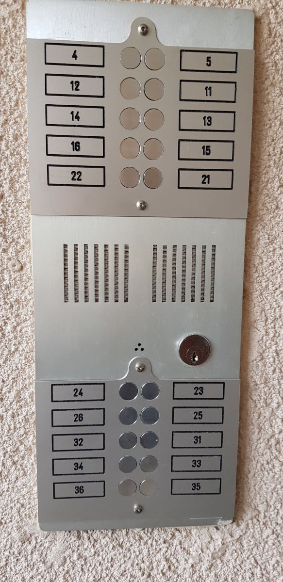 plaques d'interphone en aluminium avec numero apres renovation