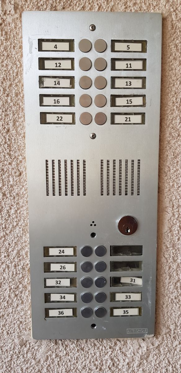 plaque interphone alumium avec numero avant renov