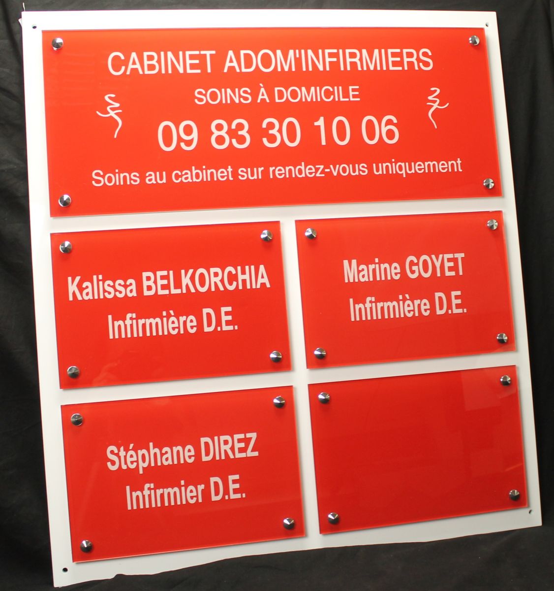Ensemble de plaques professionnelles gravées en plexiglas montées sur platine plexiglas teinté masse pour un cabinet d'infirmiers a domicile