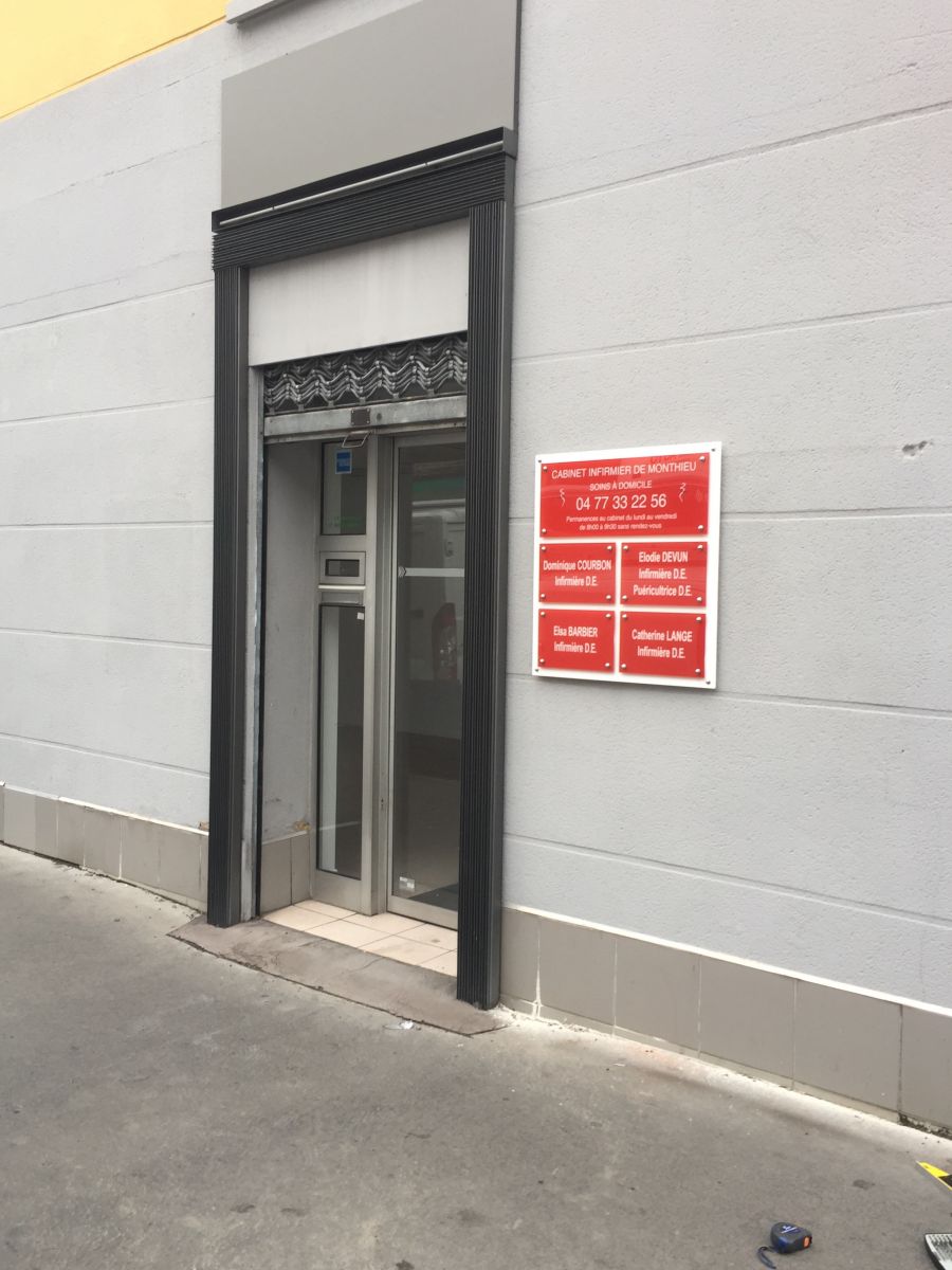 plaques-professionnelles-multiples-plexiglass-cabinet-infirmier-monthieu-installé