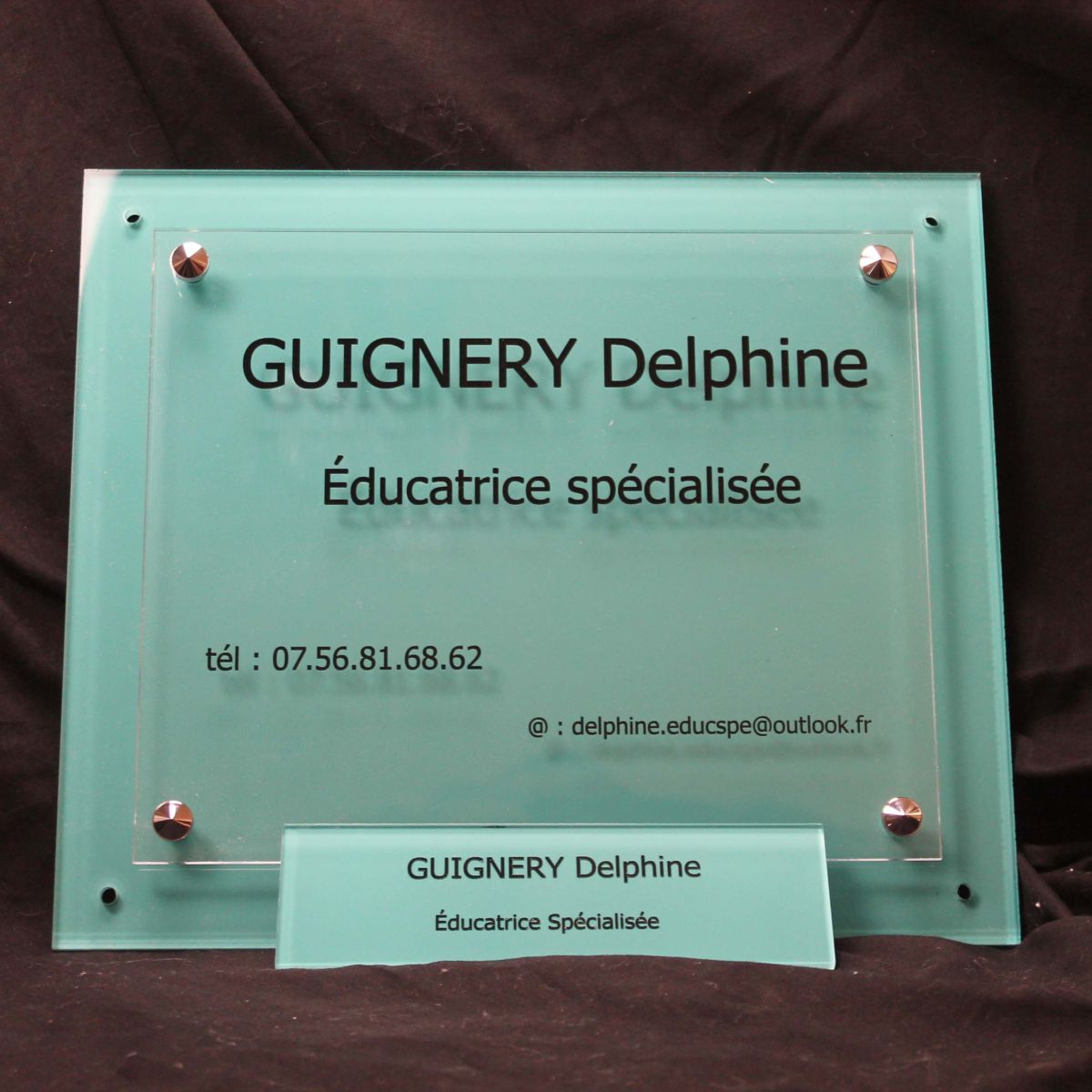 plaques professionnelles en plexiglas monté sur une plaque en plexiglas bleu pour une éducatrice specialisée
