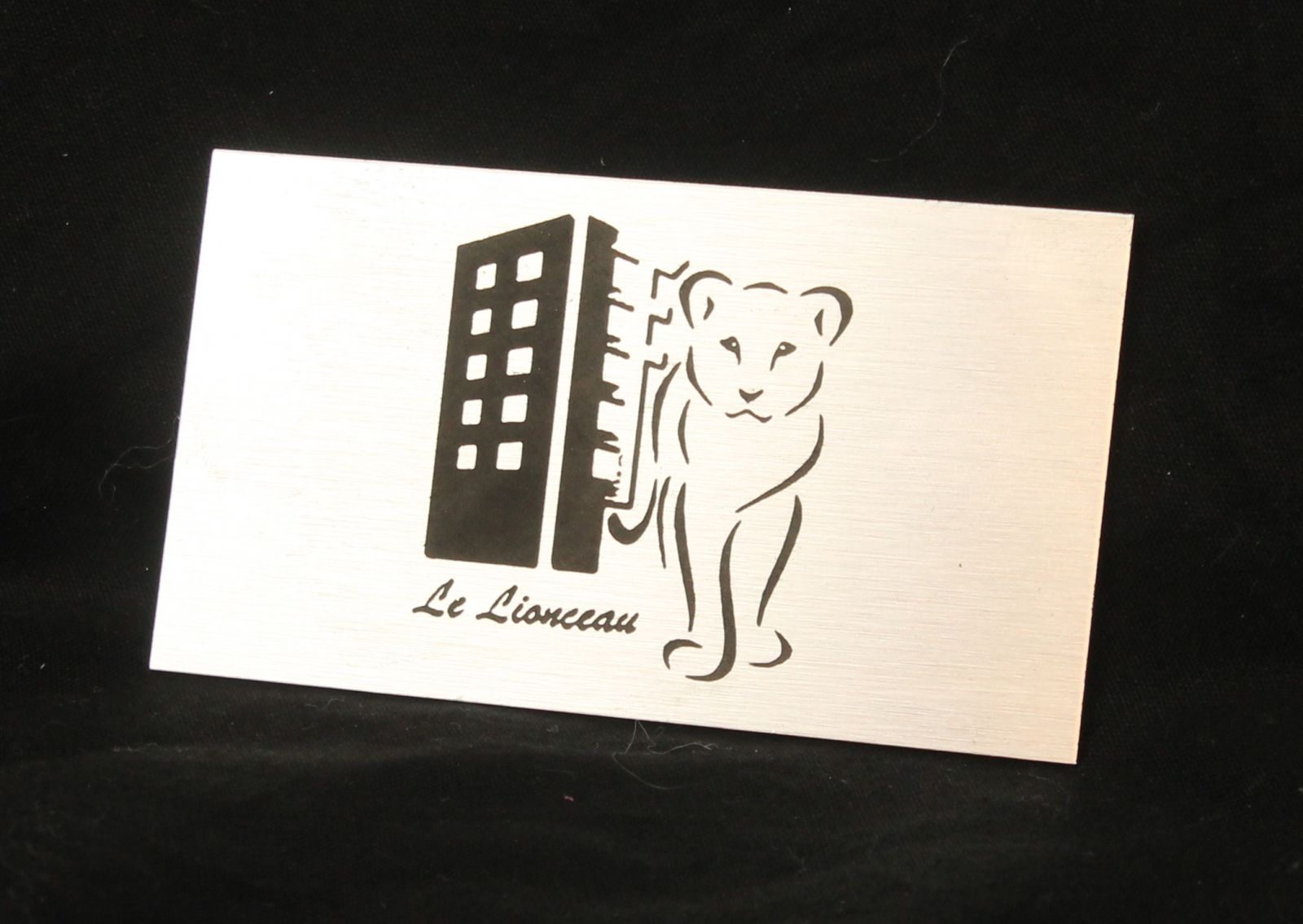 plaquette en aluminium avec gravure laser fibre