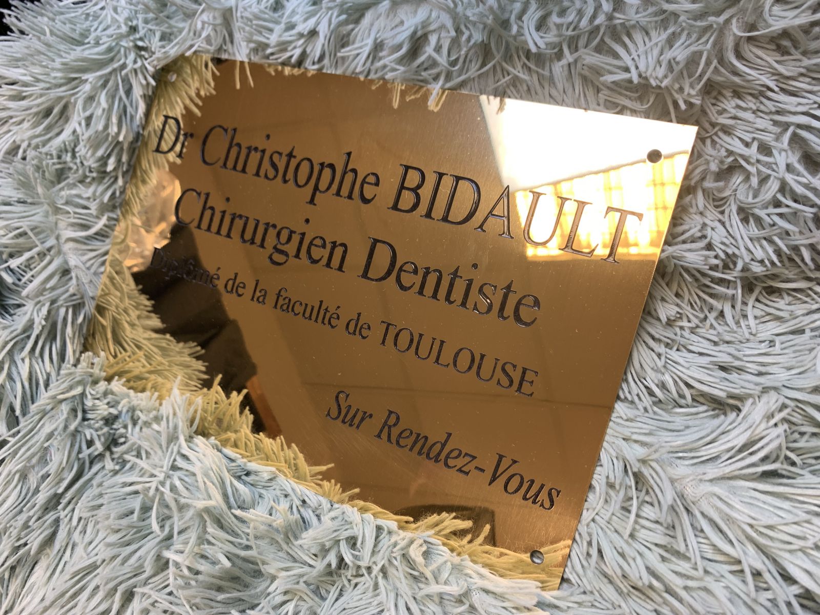 Plaque professionnelle en laiton avec gravure et peinture noire pour un dentiste dentiste
